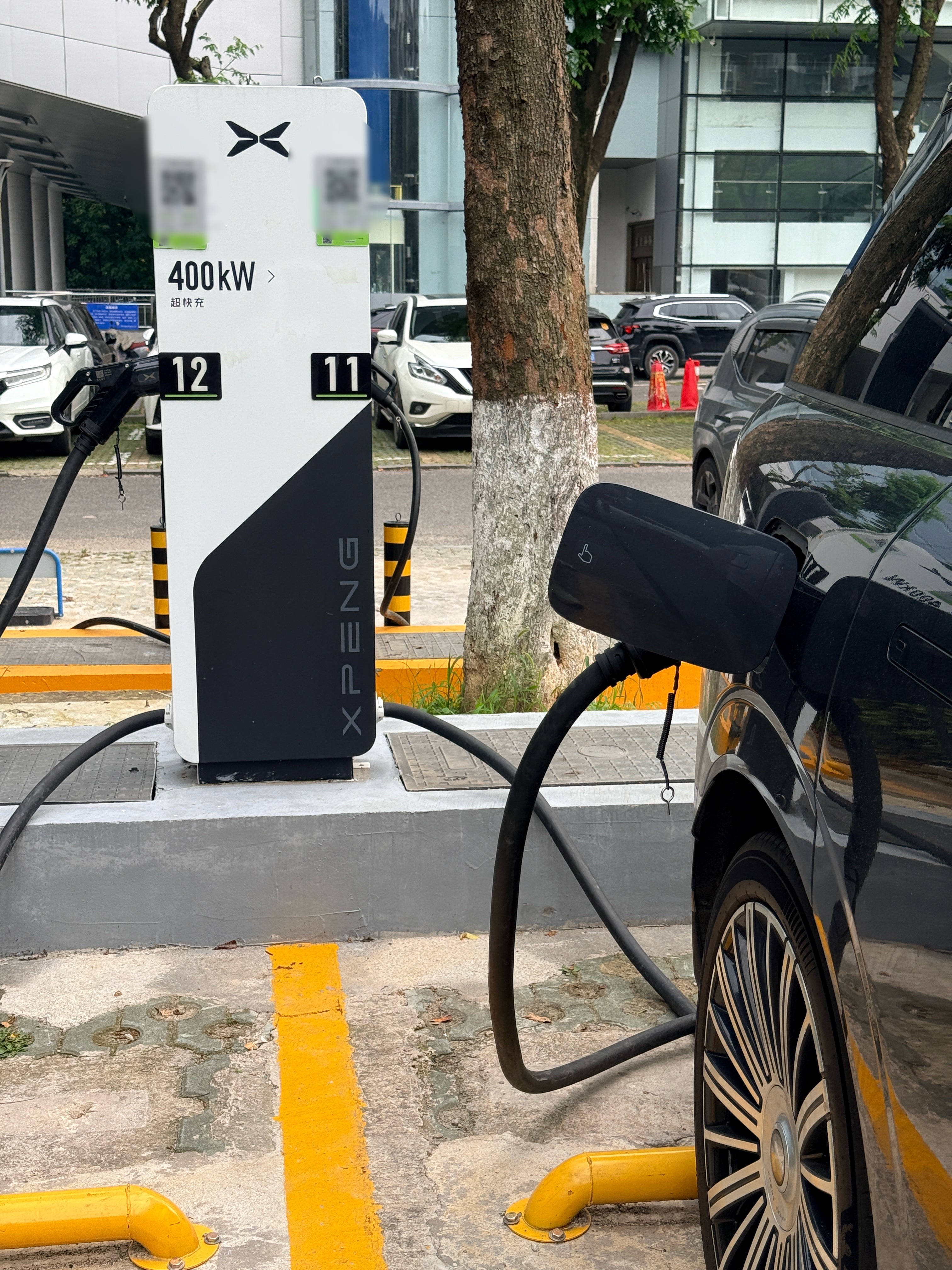 小鹏的增程车型充电速度也是快到不行一插上200+kW 咔咔就是充太提升用车体验了
