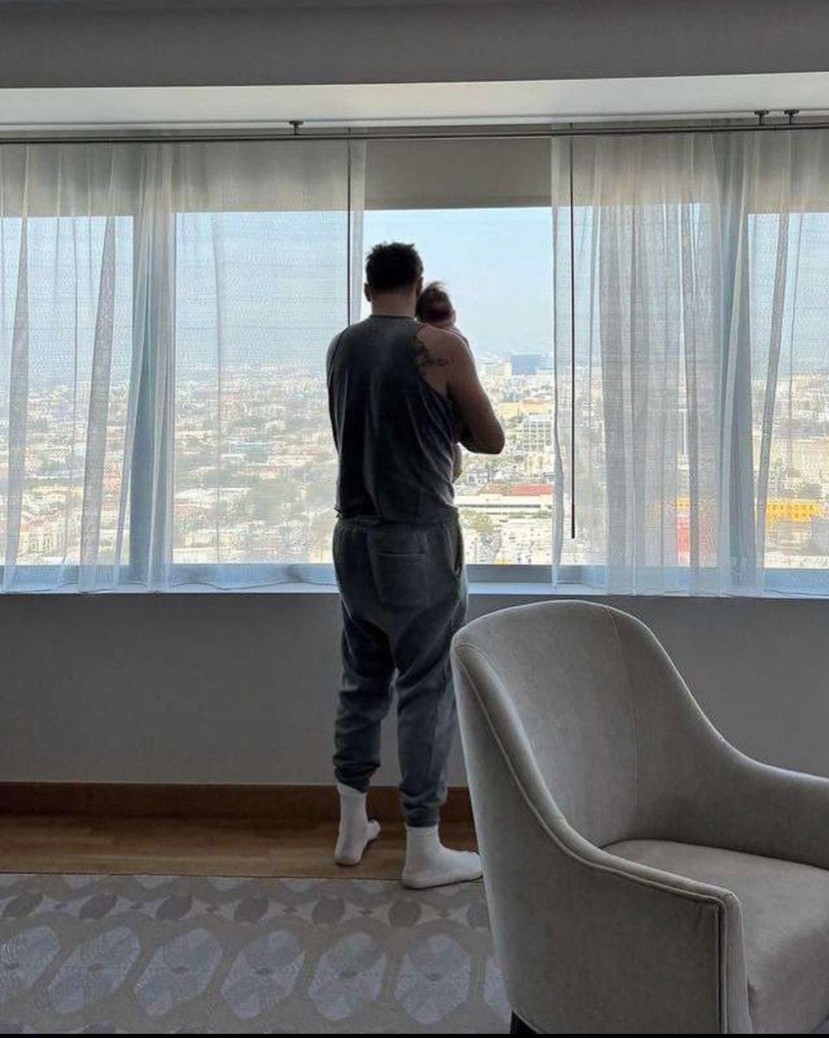 根据 Ekipa 的报道，东契奇已完成其第一轮康复治疗，并已返回斯洛文尼亚的卢布