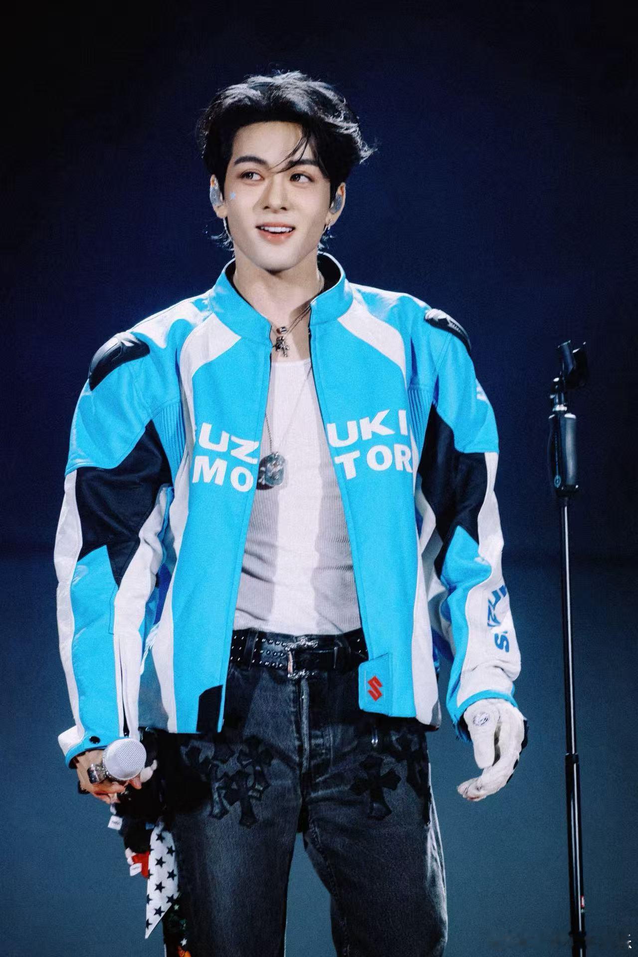 曾舜晞脱衣服这一下 看完曾舜晞这段舞台彻底被圈粉，脱衣动作干脆帅气，自带满满的荷