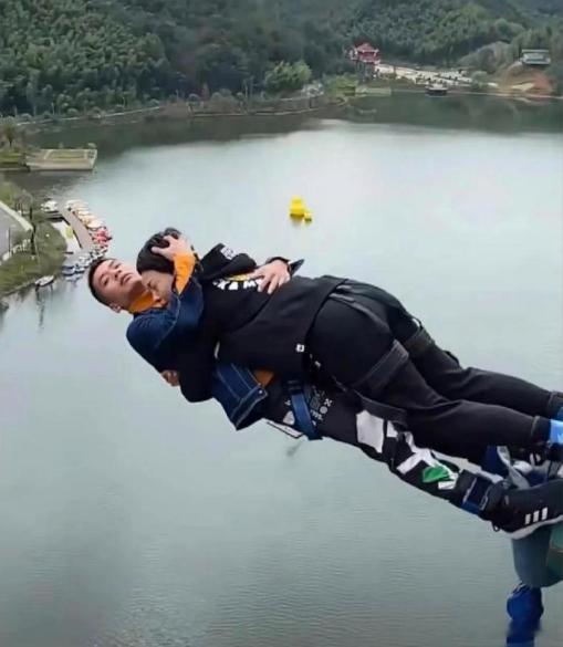 不怪小伙子一脸生无可恋，换谁谁不是？怎么感觉两个都有心事啊，笑死了 