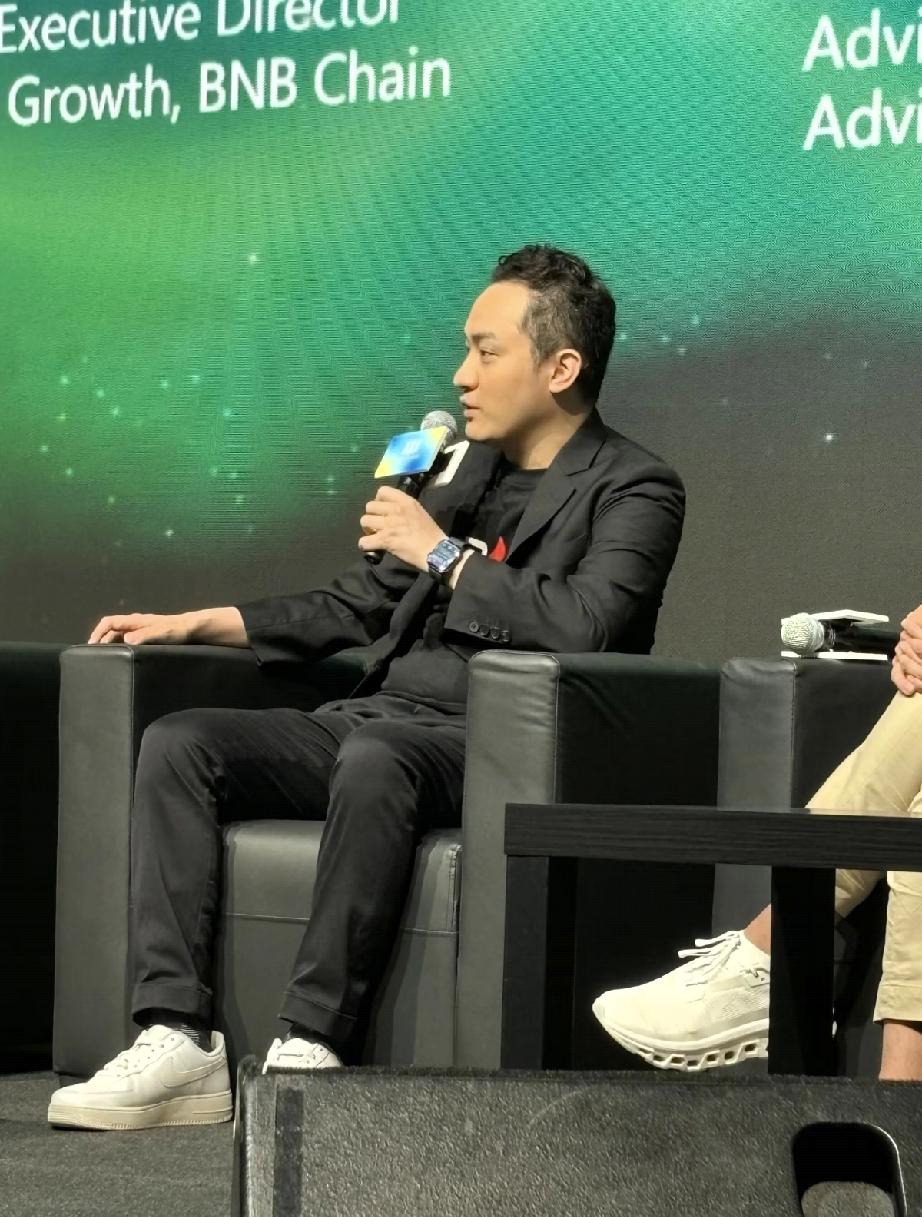 4月21日，孙宇晨现身香港参加互联网活动，他个子不是很高，往那里一坐，特别有大佬