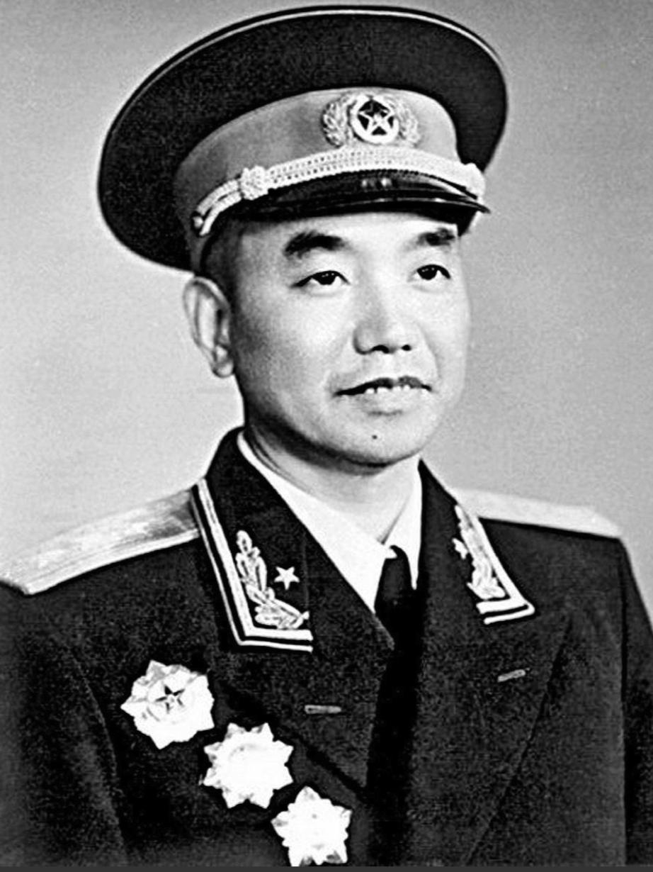 1931年，萧克见一俘虏大惊失色，忙对看守道：“他已被俘，不用绑了。”那人投来感