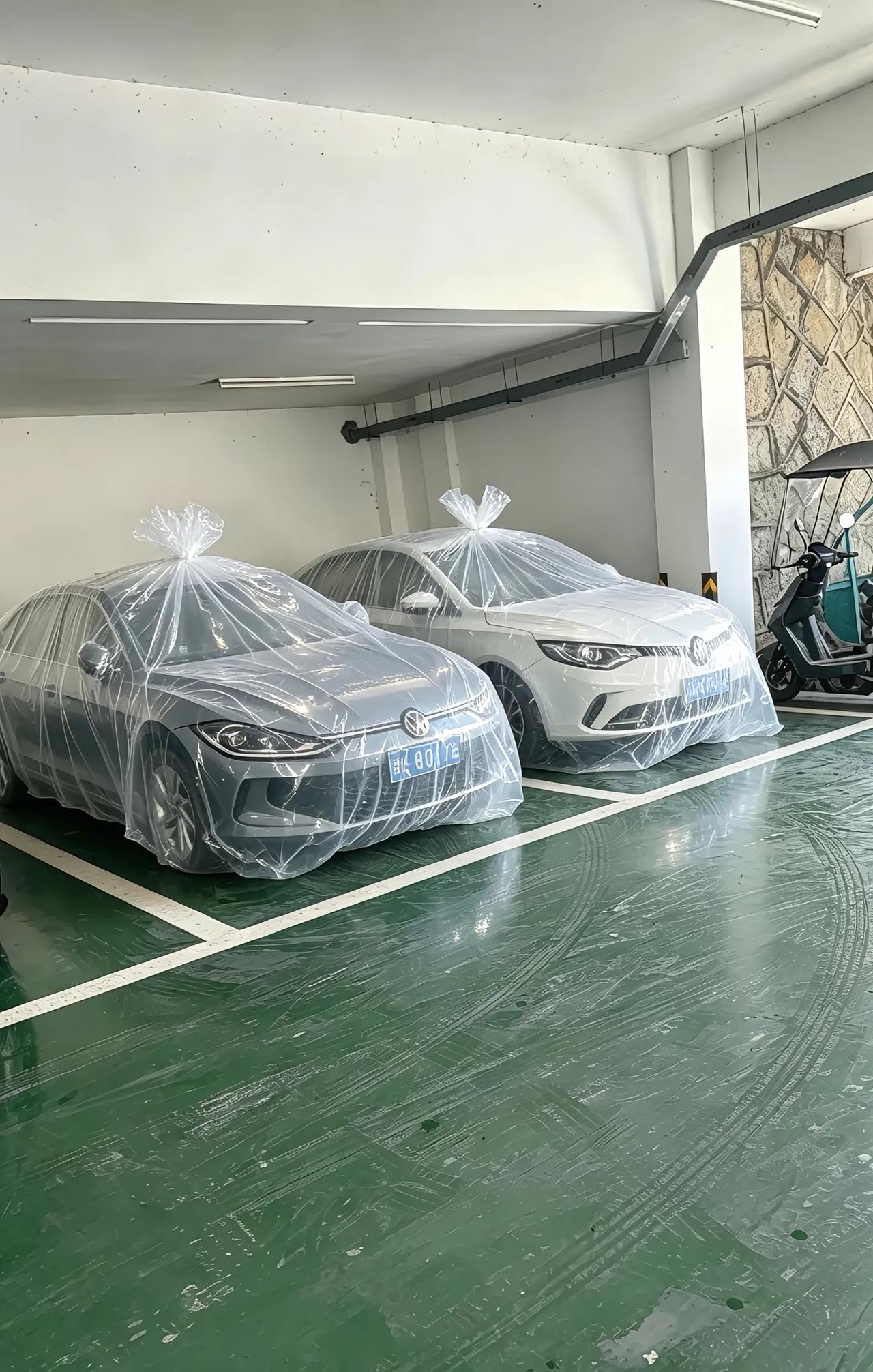 网友分享自制汽车防水淹神器，台风来临前车主怕小区车库被水淹没变成水泡车，提前给汽