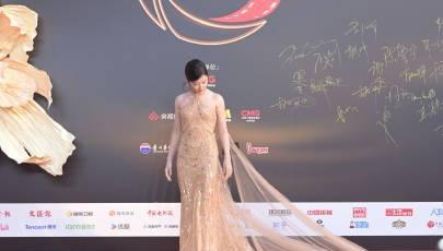 辛芷蕾穿这条挂脖亮片纱裙，肩颈线条显得特别修长，优雅的气质加上独特的设计，简直是