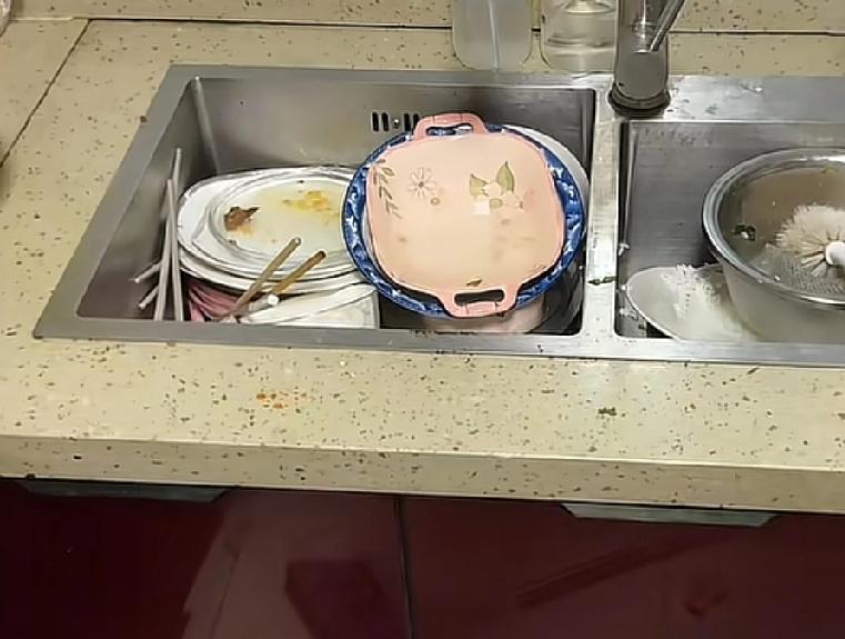 男的送外卖的，女友照顾他6年（是真的照顾，衣食住行家务做饭都是女生做，而且女生自