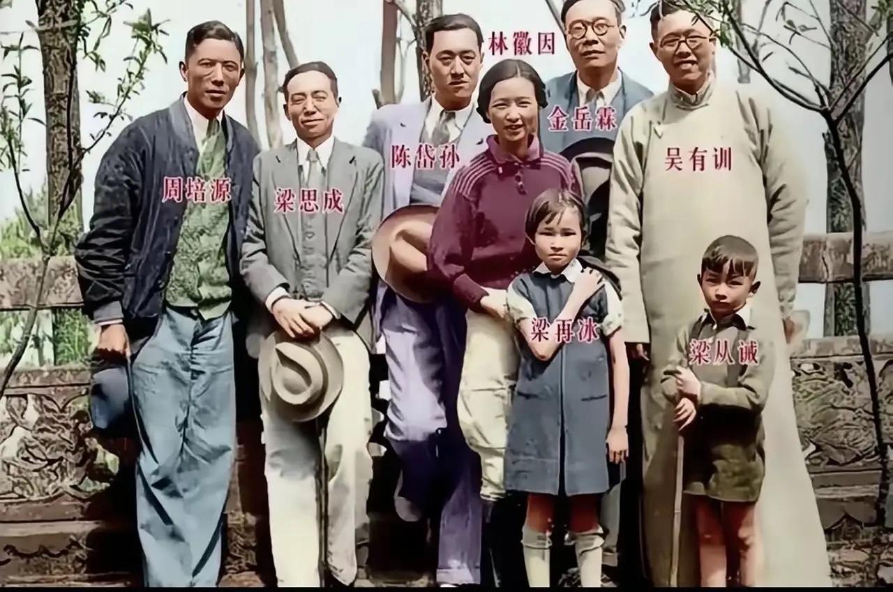 金岳霖到底有多爱林徽因?这是1938年踏青时的集体照，林徽因和梁思成一家，以及金