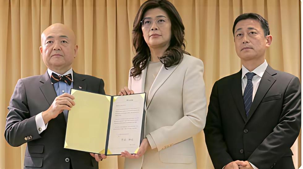 她，一边喊着反对台独，一边又说两岸统一需要经过2300万台湾人的同意，现在又跟日