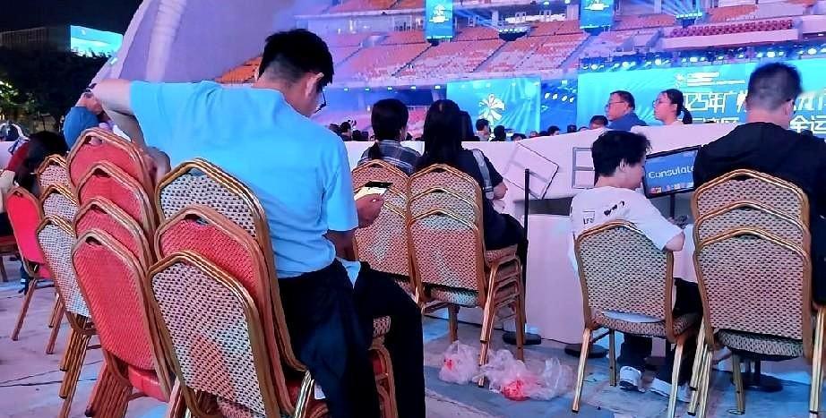 广州灯光节刚开场就被气到了——海心沙现场一堆人挤着没椅子，偏有人大喇喇占3个座，