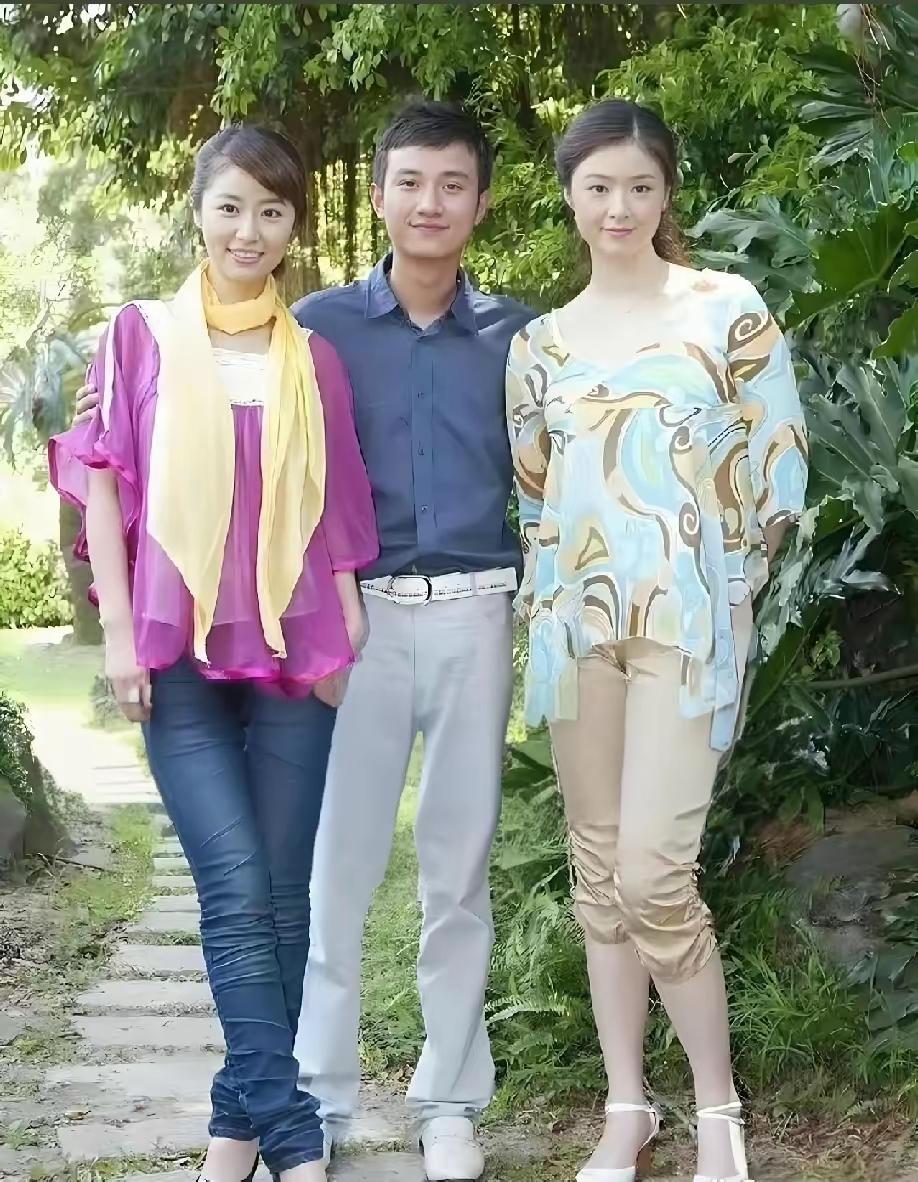 三个朋友在公园里开心合影。90年代的合影，你认识几位？真的很年轻，我们的偶像。