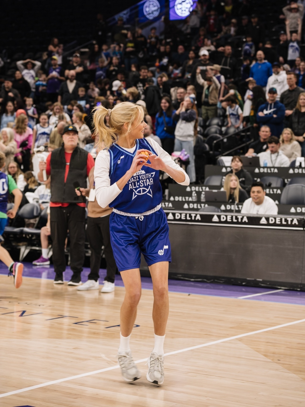 霍纳塞克超美女儿惊艳现身爵士主场NBA