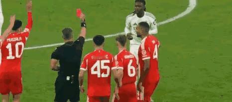 卡马文加这孩子，2分钟内连拿2张黄牌被罚下了！

 
欧冠赛场向来不缺戏剧性瞬间