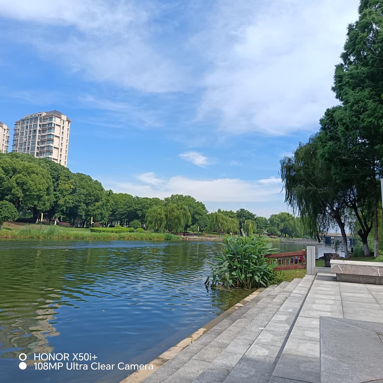 小石湖的清晨：太阳出来了，有习习凉风。