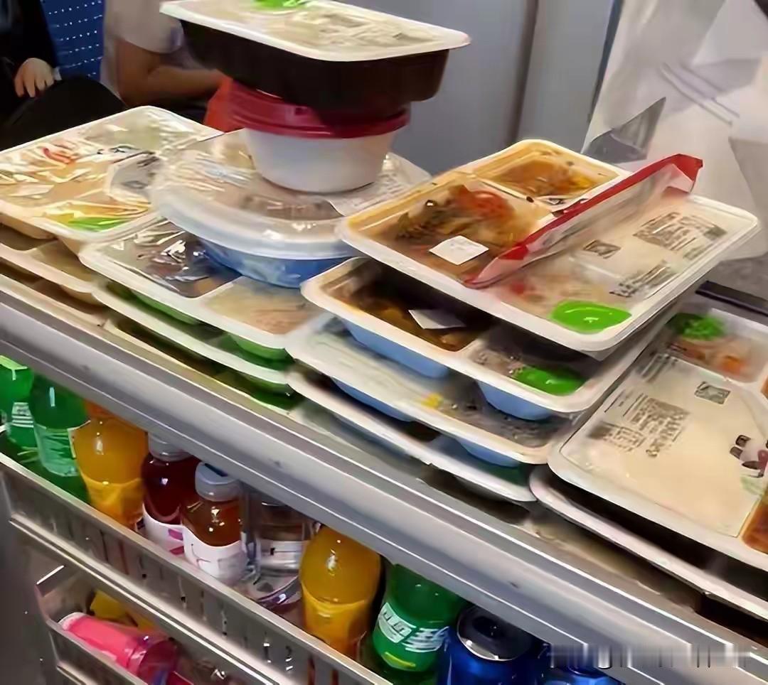 高铁冠绝全球，唯独一盒盒饭，狠狠打了国人的脸。
 
真的越坐高铁越憋屈。
 
全