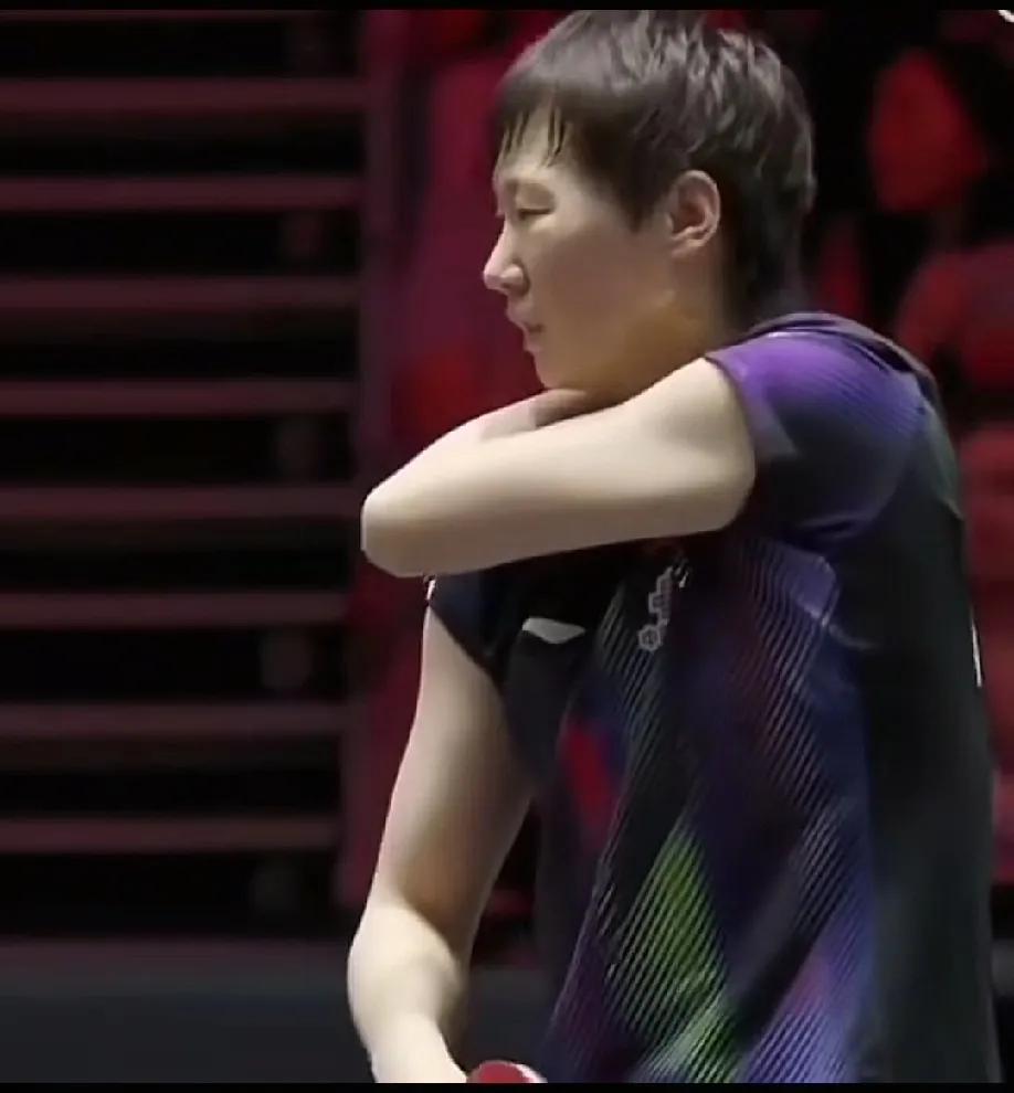 看到王曼昱的这副画面，令人破防了。

只见她揉着自己的肩膀，表情很痛苦，想必一定