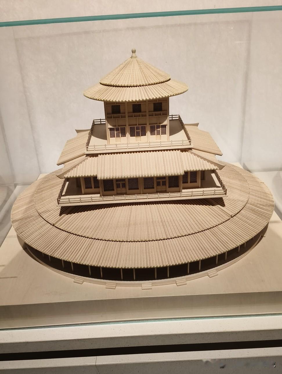 在原偃师佃庄乡朱圪垱村与大郊寨村之间有一处高3米的大型夯筑台基，当地人称它为“看