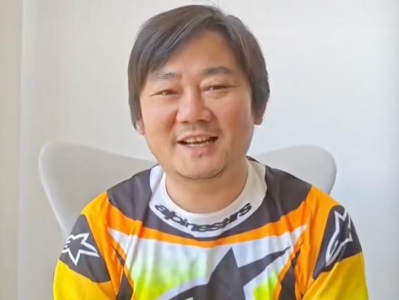 张雪现身阿里总部打卡四层楼高网红滑梯，自嘲“以前没少找马云借钱”，最高的一笔超2