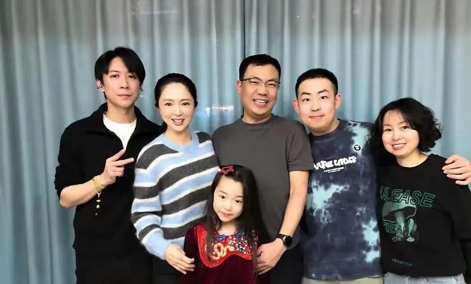 董璇这个婚姻形式也挺神奇的
刚结婚就分居，不住在一块儿
她认为自己有女儿，出于对