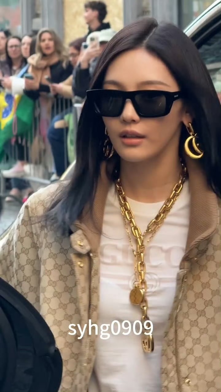 宁艺卓这几步路走的好爽，宁宁就这样飒爽又美艳特别争气 