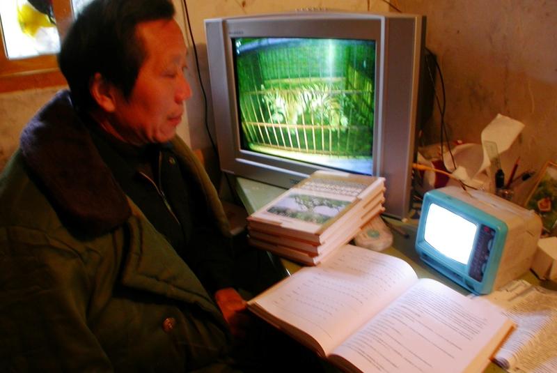 对待贪腐就得全方位打击。首先得有零容忍态度，不管是“大老虎”还是“蝇贪蚁腐”，都