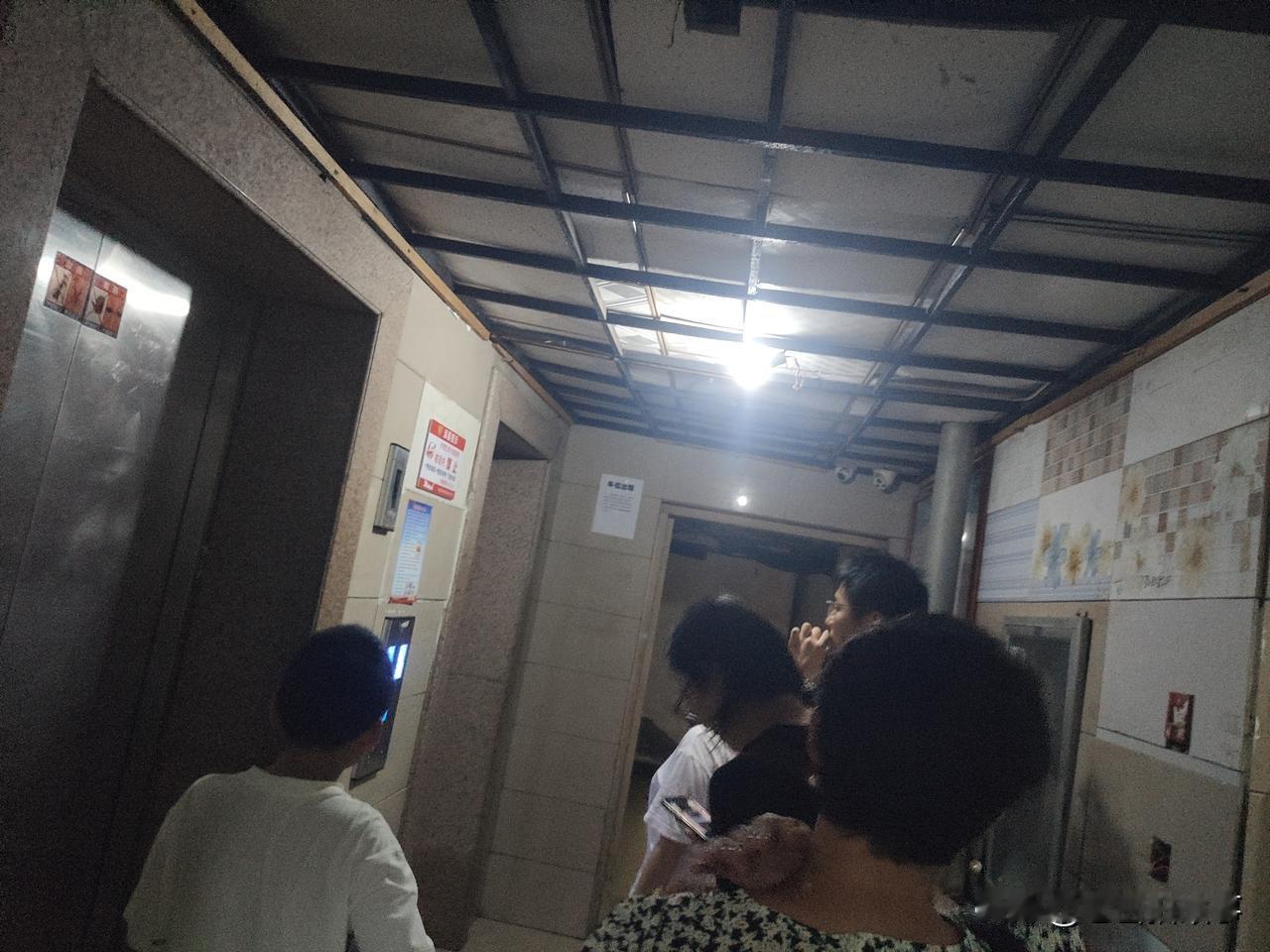 刚刚回来，到楼下，看到楼栋口排起了长队，一看原来是电梯坏了一部，正值晚高峰，这么