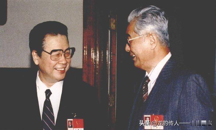 1991年4月11日，在七届全国人大四次会议期间，李鹏和荣毅仁在休息室交谈。