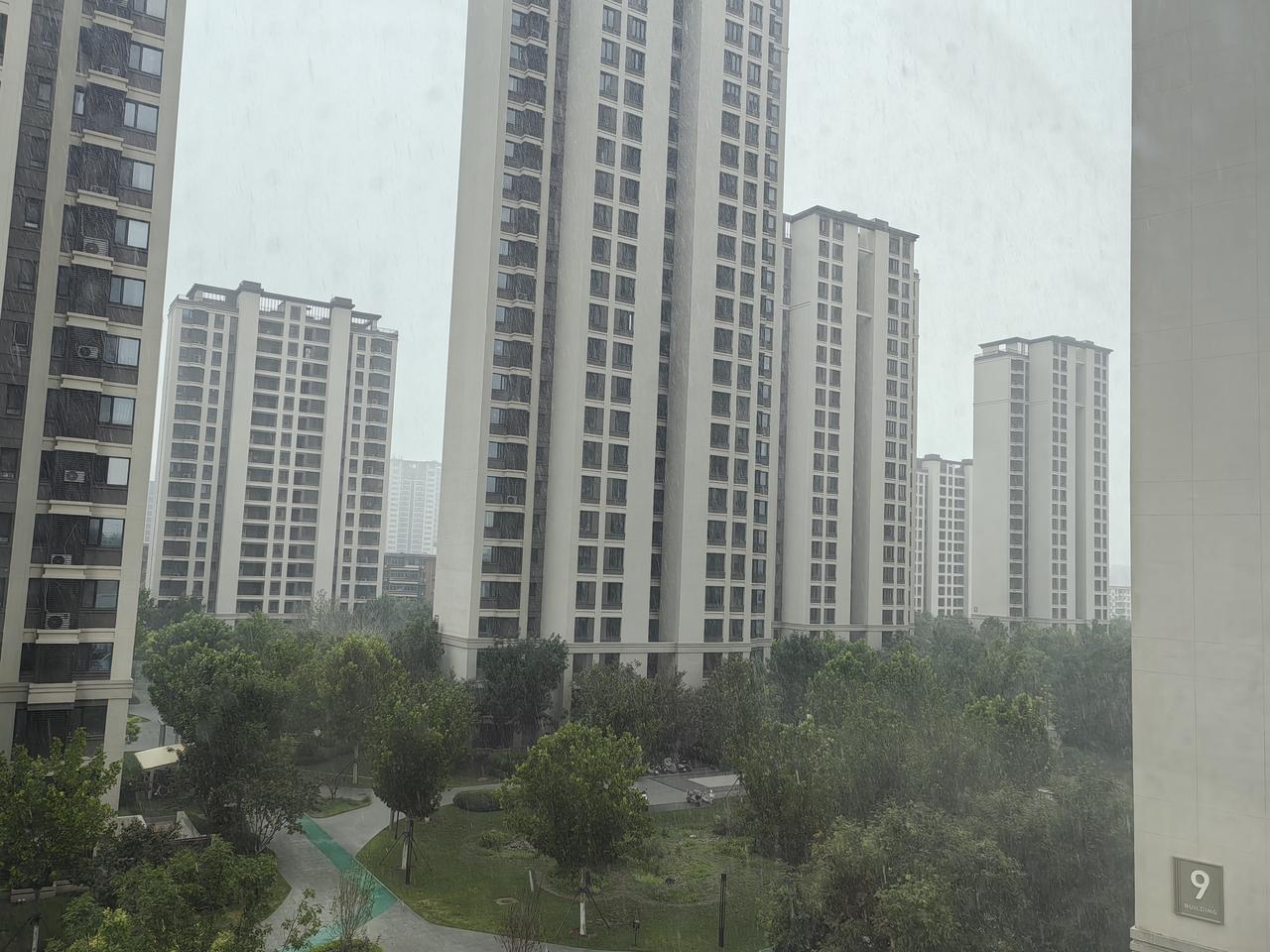 闷了两天，大雨终于哗啦啦的下起来了。
    孩子老人在看电视。看看蔬菜的起源。