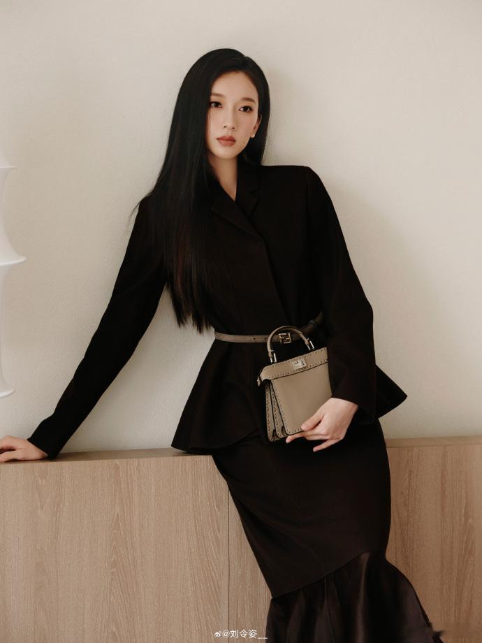 刘令姿姐感黑长直  刘令姿姐感黑长直简直就是美得我呱呱叫。太有时尚的魅力了吧，并