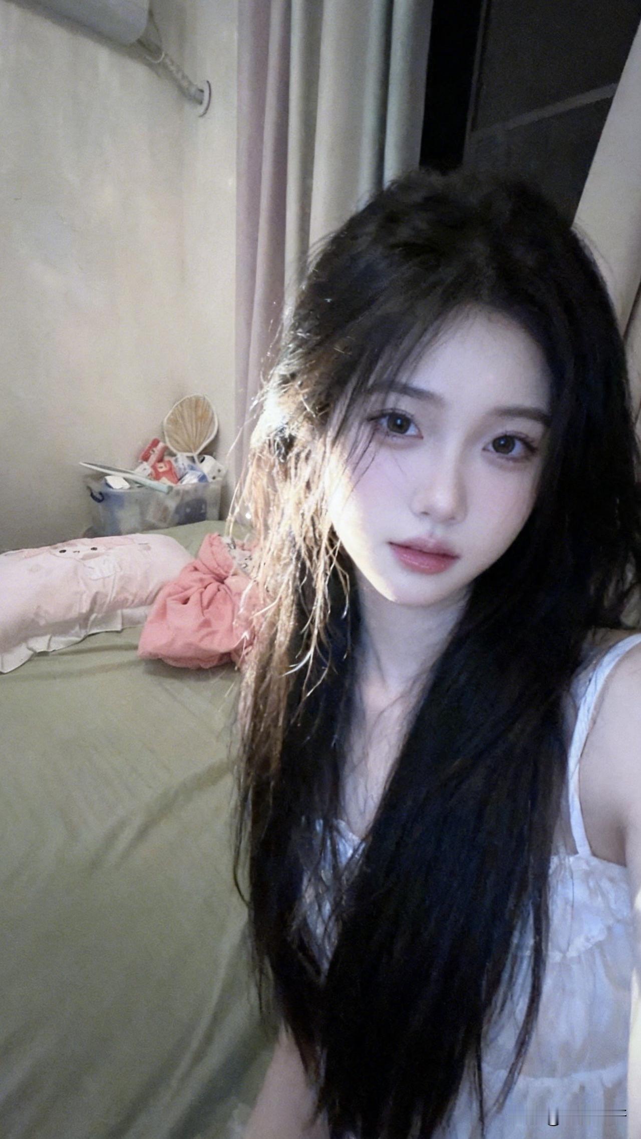 ：夜深人静的时候，当你发个自拍到朋友圈，一定会有人说像个女gui[困]。洗洗睡吧