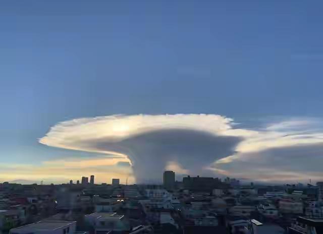 熊本7.1级地震发生的同一时刻，震区上空出现外形酷似蘑菇云的巨大云团，视频流传网