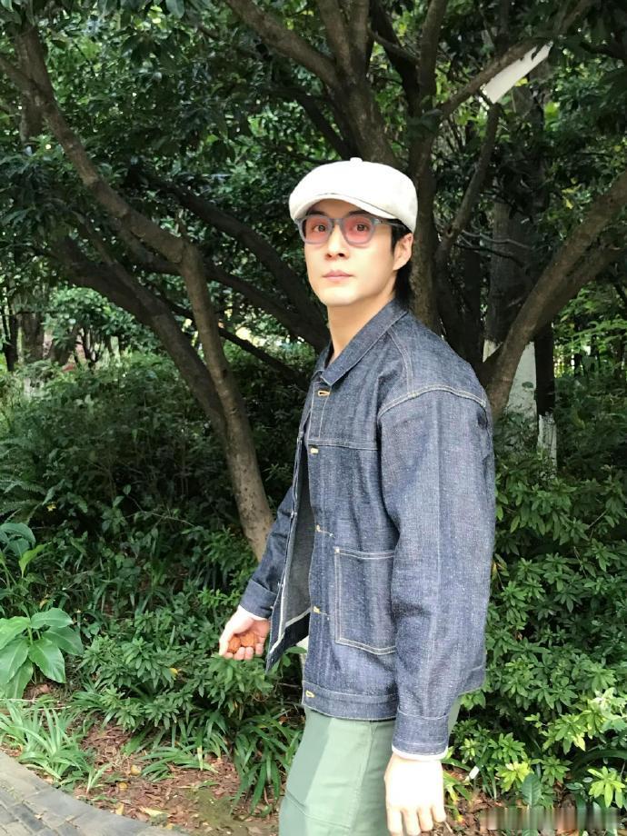 韩东君私下遛弯像隔壁大爷韩东君的B面是公园常客 韩东君的B面是公园常客，仿佛他和