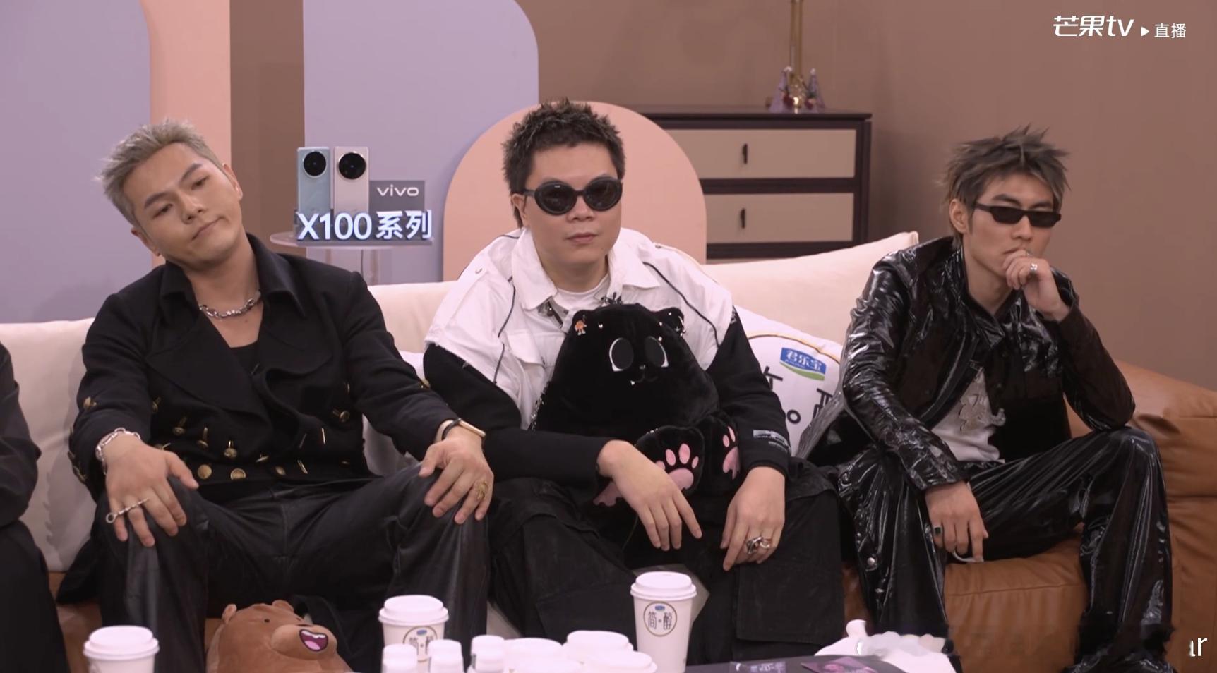#CBLOCK揭榜凡希亚##歌手直播# 能登上这么大的舞台对他们来说就是胜利啦就