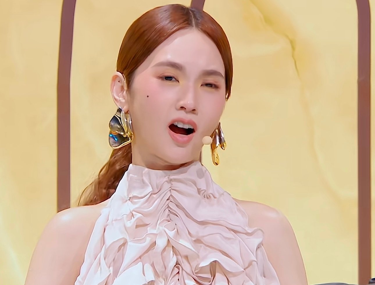 张子墨OMG你吓到杨丞琳了哈哈哈哈哈哈张子墨OMG你吓到杨丞琳了！18岁的张子墨