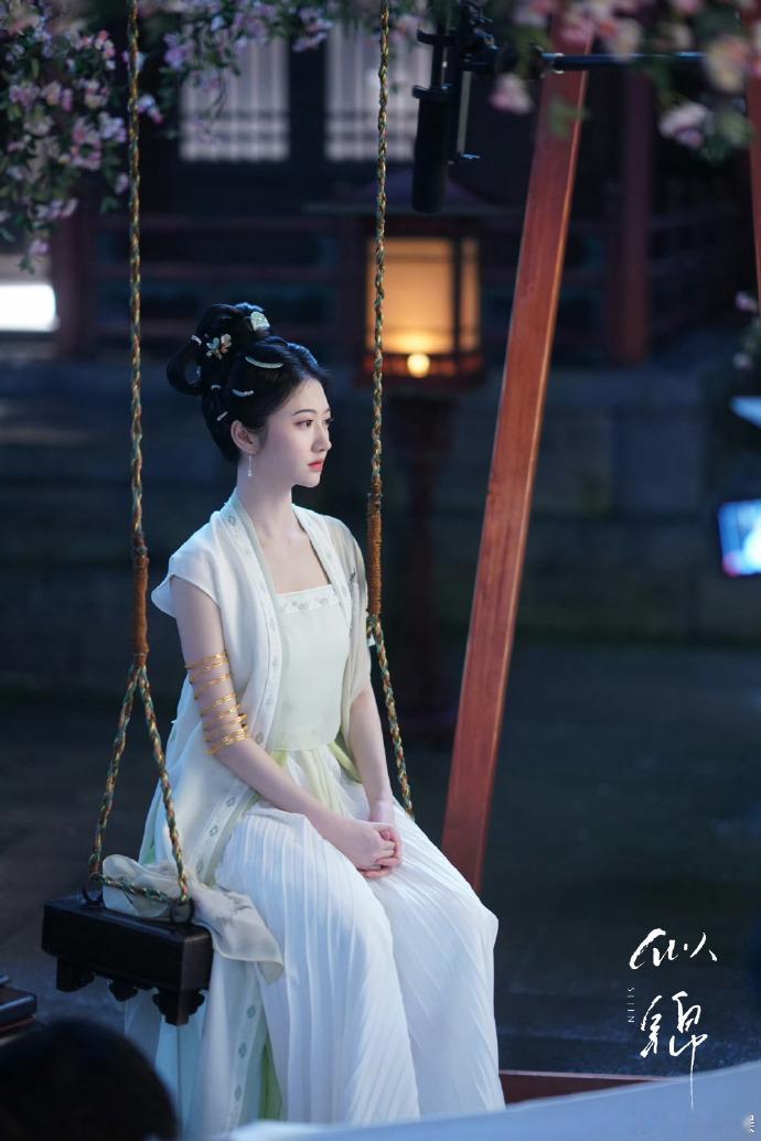 景甜东方韵味妆造  《似锦》景甜东方韵味妆造真的是太美了呀，完全呈现出来的古装的