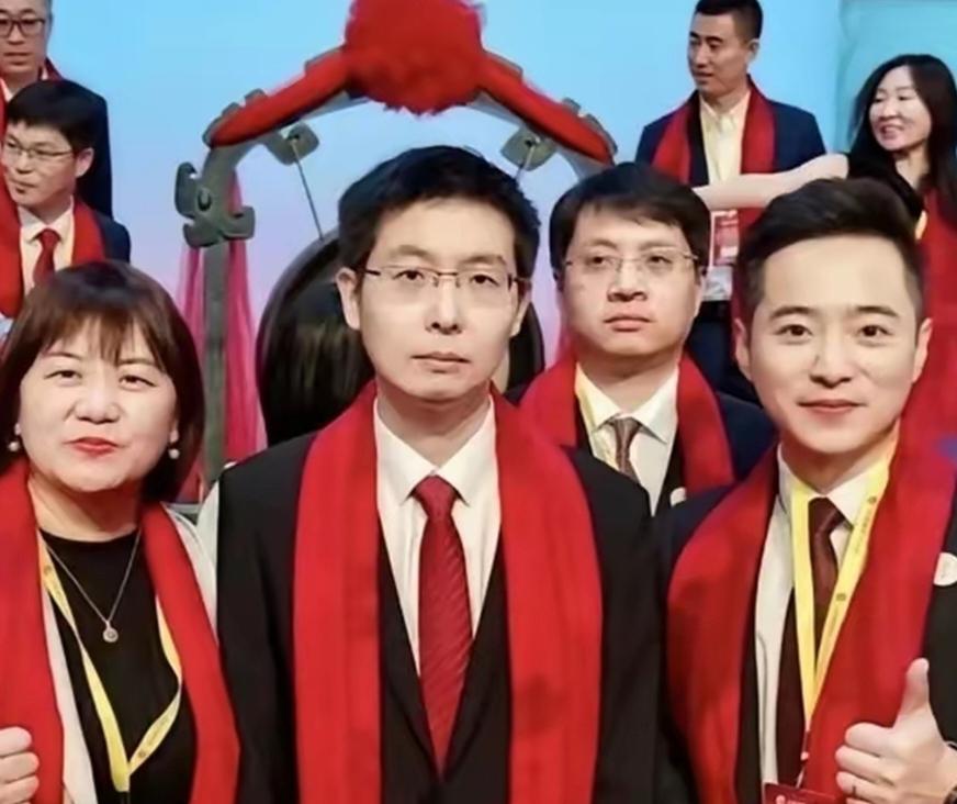 宇树科技上市
王兴兴确实与众不同啊，你看他和旁边人的表情，可以这么说，除了他一个