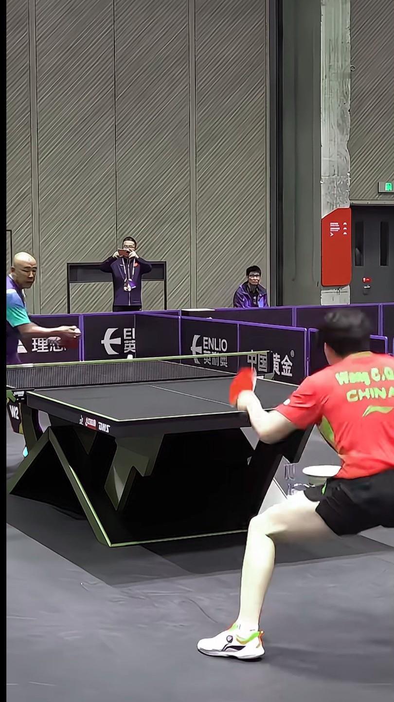 都说了他打球反应力超快，看一下他是怎么训练的，有多苦有多累，台上一分钟，台下十年