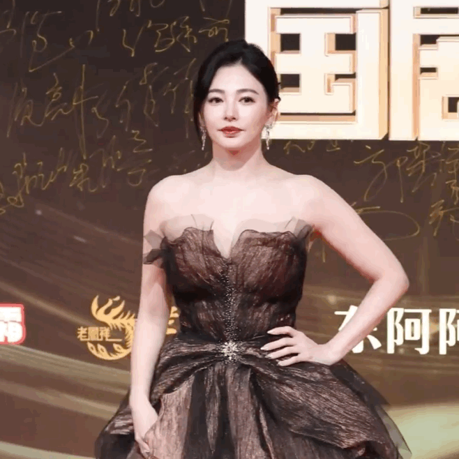 张雨绮被秋霜吻过的枯叶玫瑰张雨绮把焦糖与暮色穿在身上 国剧盛典红毯高光时刻！张雨