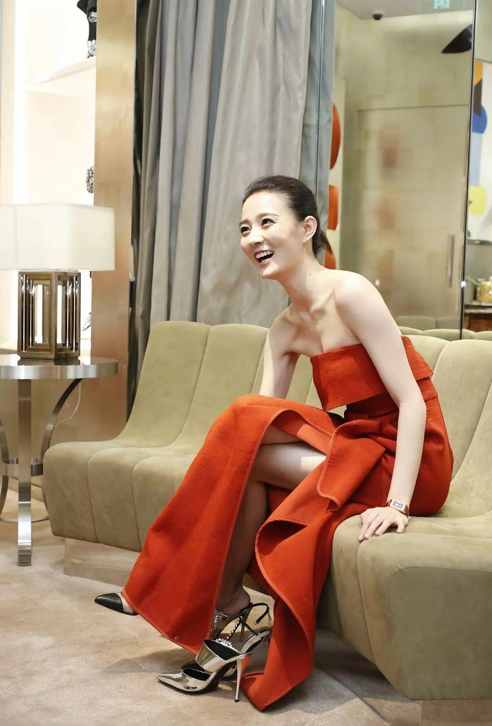 谁能想到荧幕里温婉乖巧的玉娆，穿上一袭正红色抹胸长裙气场全开，气质反差直接拉满。