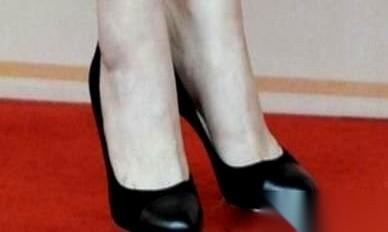一双鞋穿了14年，现在很多人的婚姻都未必能熬过这个数。
就因为穿它的是吴越，这双