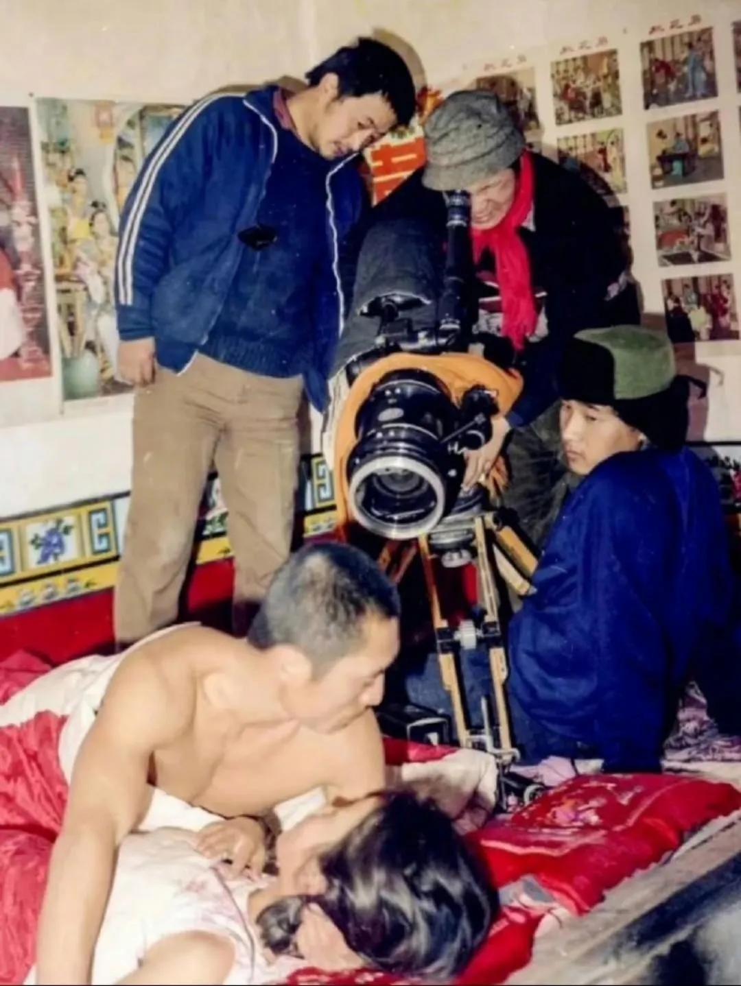 不要再被电视剧骗了，电视剧里面的床戏都是这样拍。
这么多人看啊？如何入戏？真的太