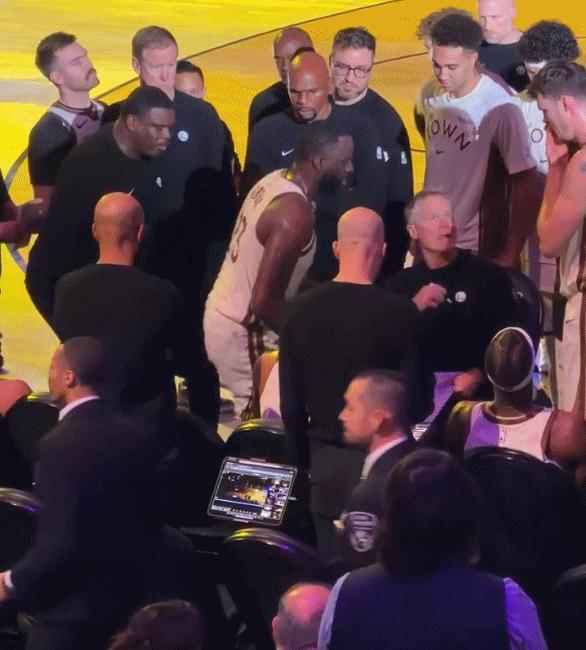 追梦第三节疑似和科尔发生了争执，随后被科尔赶回了更衣室，勇士随后一波流赢下了比赛