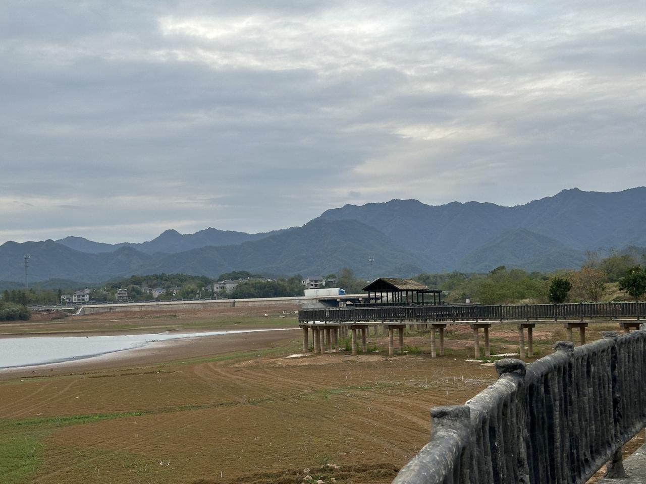 这么美的湖泊风光，常常只有我独享。

这里是一个旅游风景区，大概是五六年前初建吧