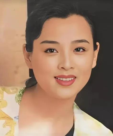她气质超凡，甜美动人，在90年代红的发紫，被称为“”古典第一美人”，你还记得她的