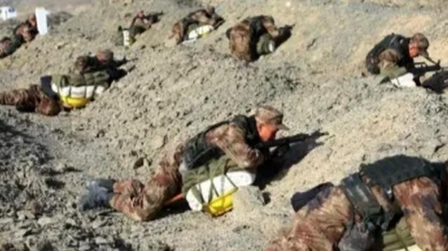 别被电视骗了，上过战场老兵经验之谈：遇到爆炸时，千万不能整个身体趴在地上，但凡卧