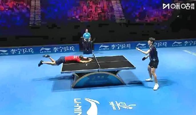 西蒙高茨是不是有点惨，
不仅被温瑞博零封，
打球还打到台子上去了。
这一幕太搞笑