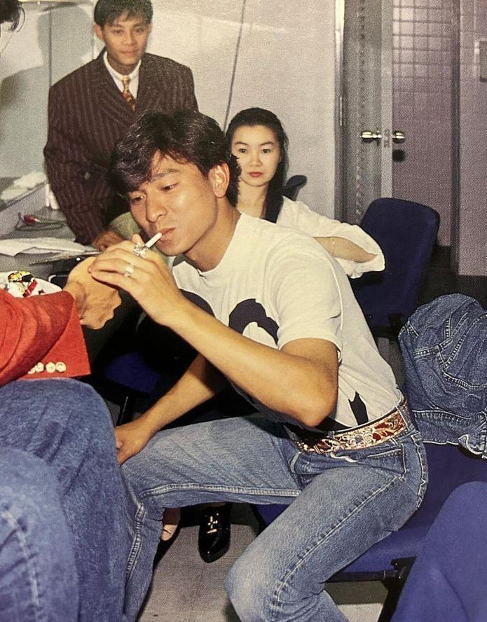 镜头中30出头的刘德华发型酷炫，目若朗星，鼻似秀峰，龙姿凤表，丰神俊逸，叼烟的动