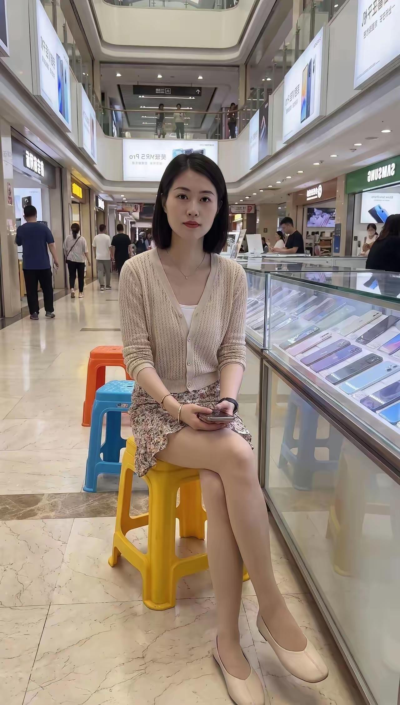脱了工装也是美女一枚。