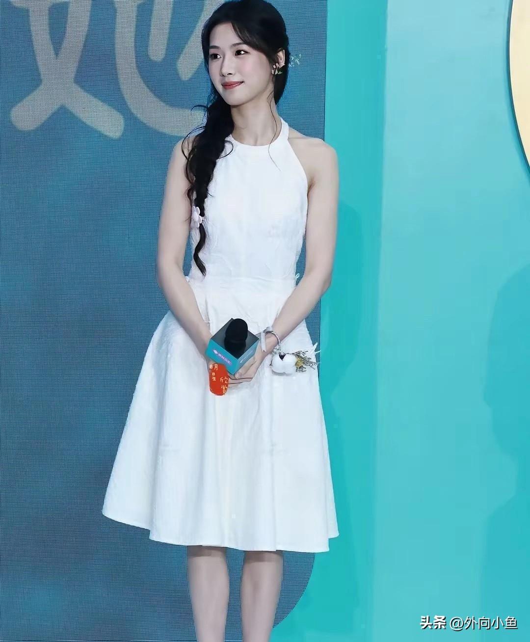 卢昱晓线下活动生图清纯动人！

一身挂脖白色连衣裙，立体花朵刺绣点缀裙身，露背剪