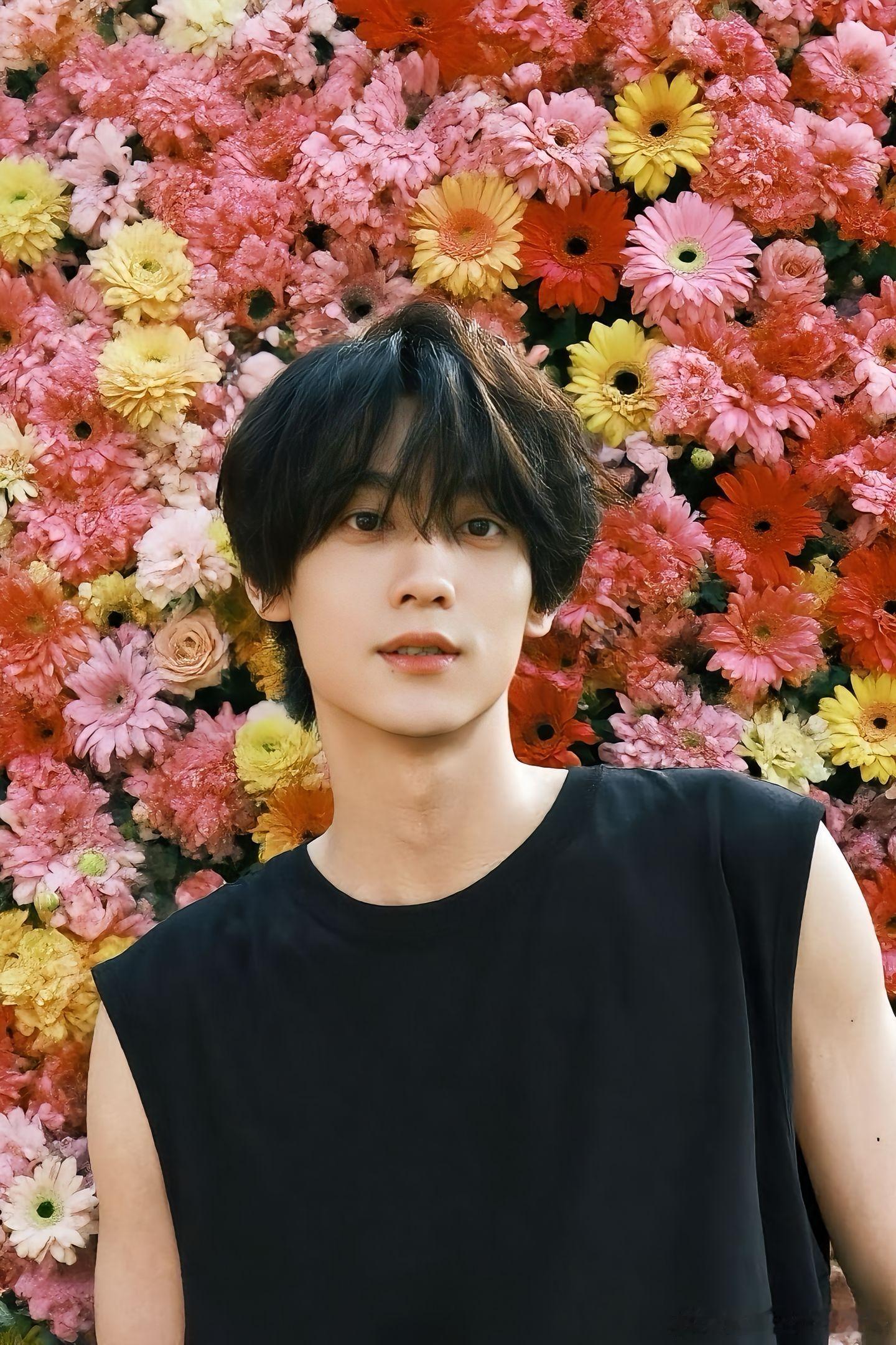 他是盛夏拧出的半盏酸甜星光，在松弛与炽烈之间，漫成不具象的温柔共振。 