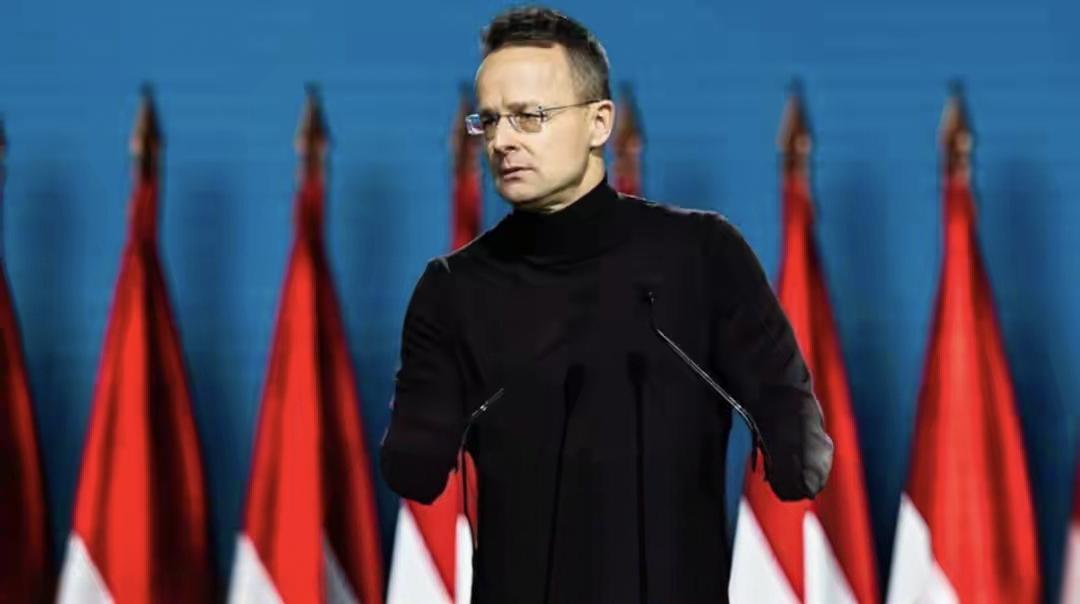 英法要往乌克兰派兵建“军事枢纽”，还砸钱装备部队，这操作直接把匈牙利外长急眼了，