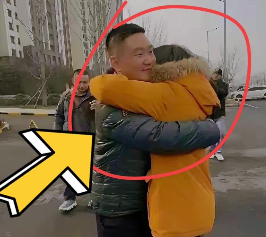 北京，一女子坐车前往河南见素未谋面的男子，见面后，女子冲上去拥抱男子含泪道：“对